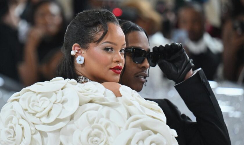 « Mélange de “badass” et de bonne copine » : la fascinante histoire de Rihanna