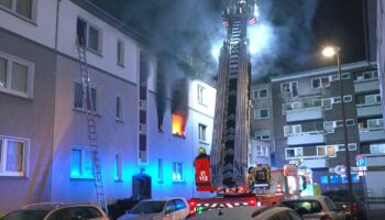 Zwei Tote bei Wohnungsbrand in Bottrop - das Haus ist unbewohnbar. Foto: M. Weber/WTVnews_Bottrop/dpa