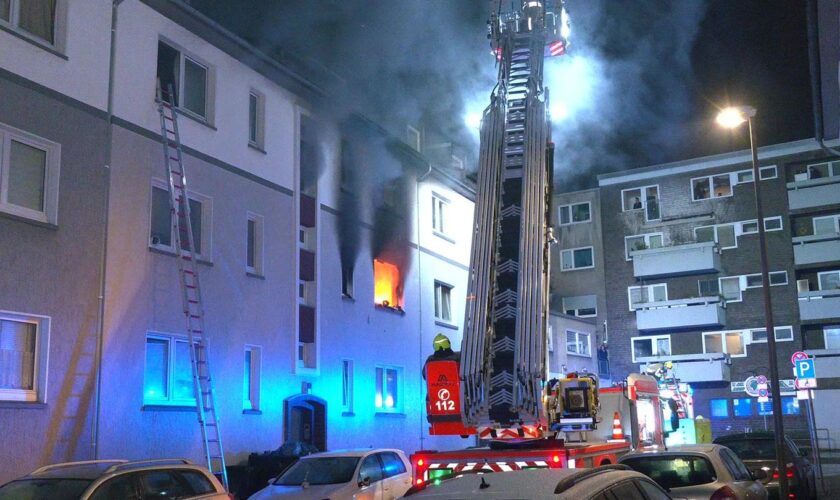 Zwei Tote bei Wohnungsbrand in Bottrop - das Haus ist unbewohnbar. Foto: M. Weber/WTVnews_Bottrop/dpa