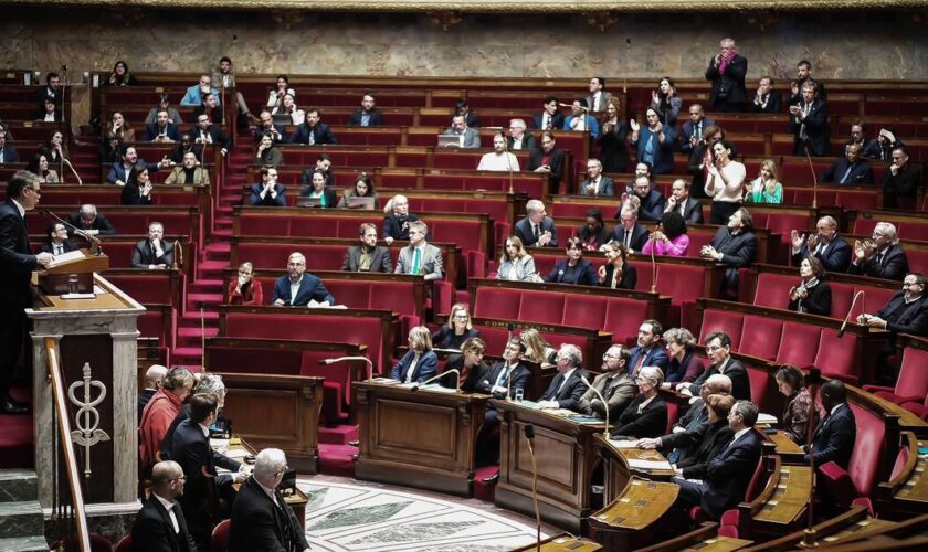 Indulgence du RN et division de la gauche : François Bayrou échappe à une première motion de censure