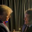 Photo fournie par la présidence argentine d'une poignée de main entre l'ancien président américain Donald Trump et le président argentin Javier Milei le 24 février 2024 dans le Maryland, lors du CPAC, la grand-messe annuelle des conservateurs américains