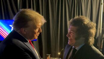 Photo fournie par la présidence argentine d'une poignée de main entre l'ancien président américain Donald Trump et le président argentin Javier Milei le 24 février 2024 dans le Maryland, lors du CPAC, la grand-messe annuelle des conservateurs américains