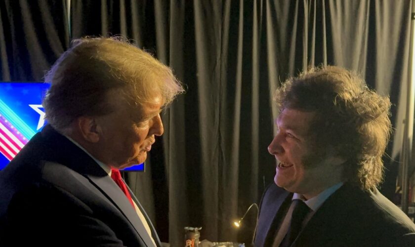 Photo fournie par la présidence argentine d'une poignée de main entre l'ancien président américain Donald Trump et le président argentin Javier Milei le 24 février 2024 dans le Maryland, lors du CPAC, la grand-messe annuelle des conservateurs américains