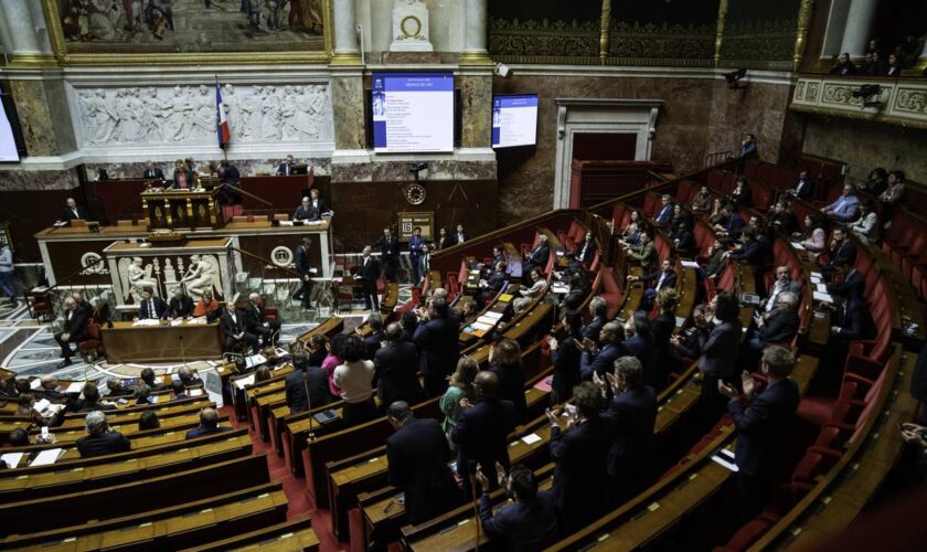 A l’Assemblée, bancs clairsemés, gauche divisée, Bayrou peu écouté... et censure pas votée