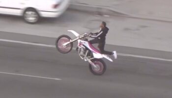 Dozens of decoy riders caught on camera joining California Highway Patrol dirt bike police chase through LA