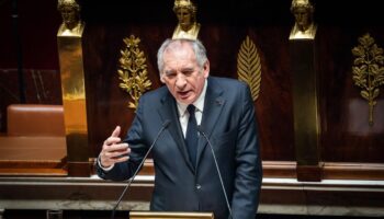 Avant le vote de la motion de censure, Bayrou fait deux nouvelles concessions au PS