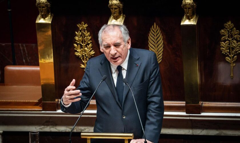 Avant le vote de la motion de censure, Bayrou fait deux nouvelles concessions au PS