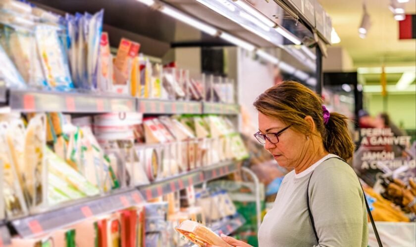 Calorie study reveals labels encourage people to eat less by just one Pringle