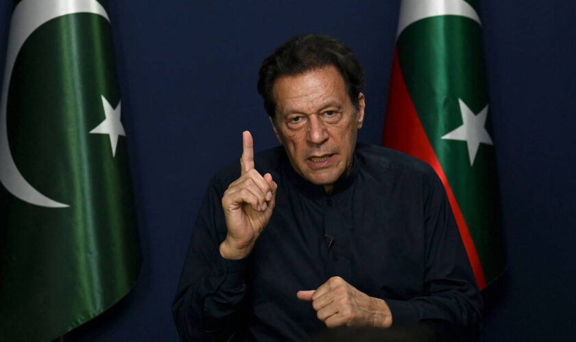 Pakistan : l’ancien Premier ministre Imran Khan condamné à 14 ans de prison dans une nouvelle affaire