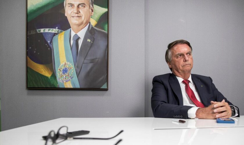 Privé de passeport, Bolsonaro assistera à l’investiture de Trump “à la télévision”