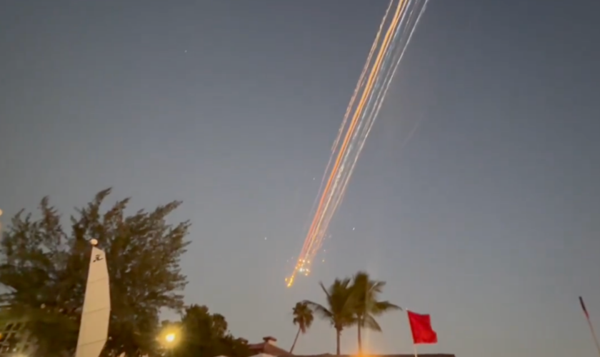 Le second étage de la fusée Starship de SpaceX explose, ses débris illuminent le ciel des Caraïbes