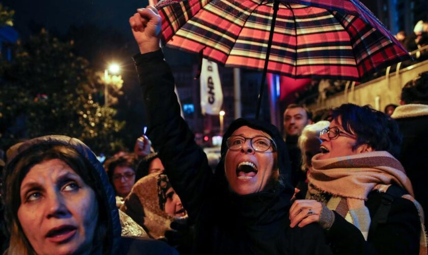 Turquie : après les élus d’opposition, la répression s’étend aux avocats et journalistes