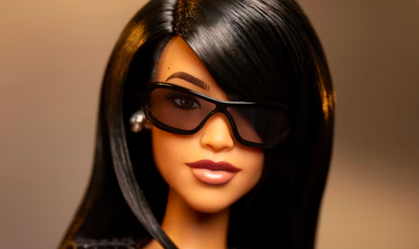 La chanteuse Aaliyah a désormais sa Barbie, et son look va vous rappeler de vieux souvenirs