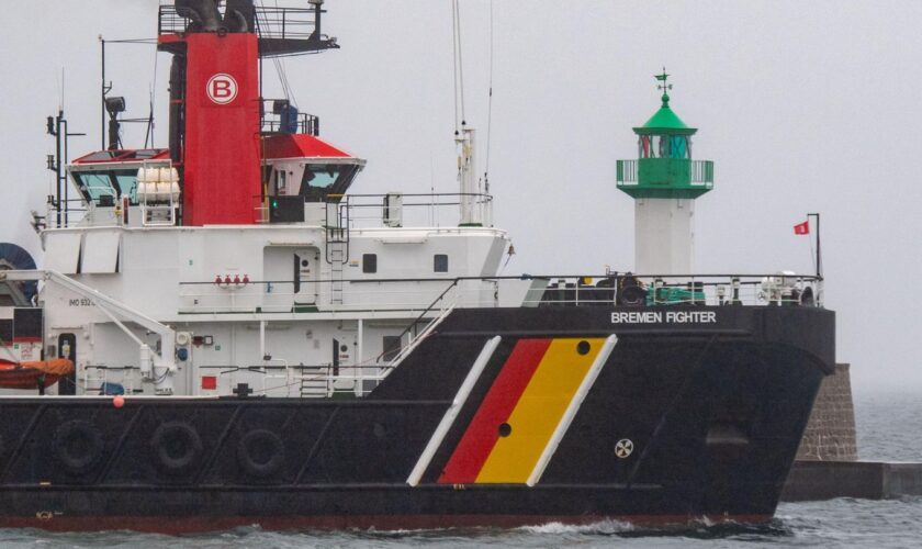 Der Notfallschlepper "Bremen Fighter" im Hafen von Sassnitz auf Rügen