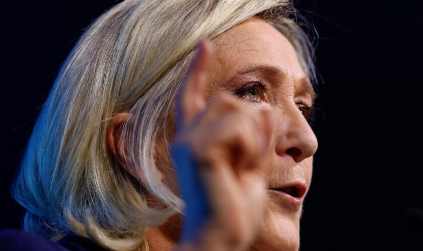 À Paris comme à Mayotte, Marine Le Pen met la pression sur l’exécutif