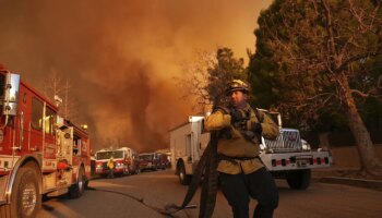 Al menos 13 desaparecidos en los incendios de Los Ángeles, que dejan de momento 11 muertos