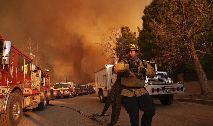 Al menos 13 desaparecidos en los incendios de Los Ángeles, que dejan de momento 11 muertos