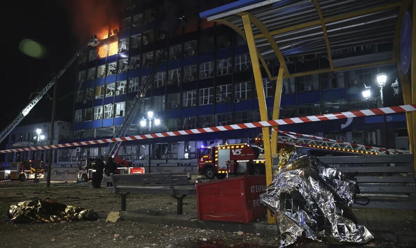 Al menos 13 muertos por un bombardeo ruso contra una zona urbana en Zaporiyia