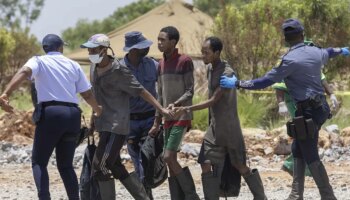 Al menos 78 mineros ilegales muertos en una mina de oro abandonada en Sudáfrica