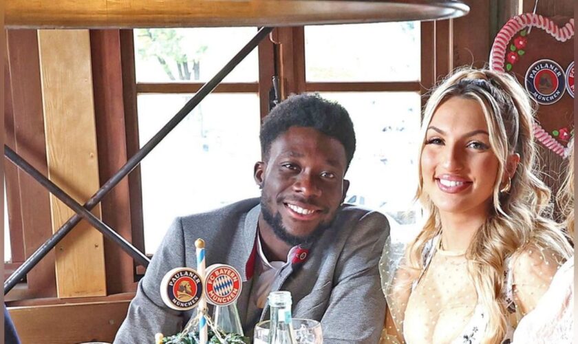 Alphonso Davies und Partnerin Sheyenne beim traditionellen Oktoberfest-Besuch des FC Bayern München im September 2024.