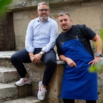 Asador O'Pazo, la parrilla de Padrón que cocina la despensa gallega a la brasa y donde come René Redzepi, chef del cinco veces mejor restaurante del mundo