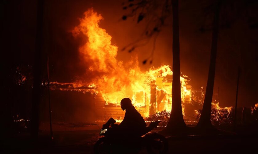 Atrapado en el incendio que devora Los Ángeles: "El fuego nos está rodeando"