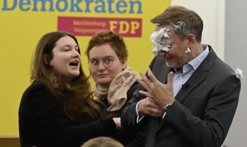 Attacke im Video: Linke Lokalpolitikerin wirft Christian Lindner Schaumtorte ins Gesicht