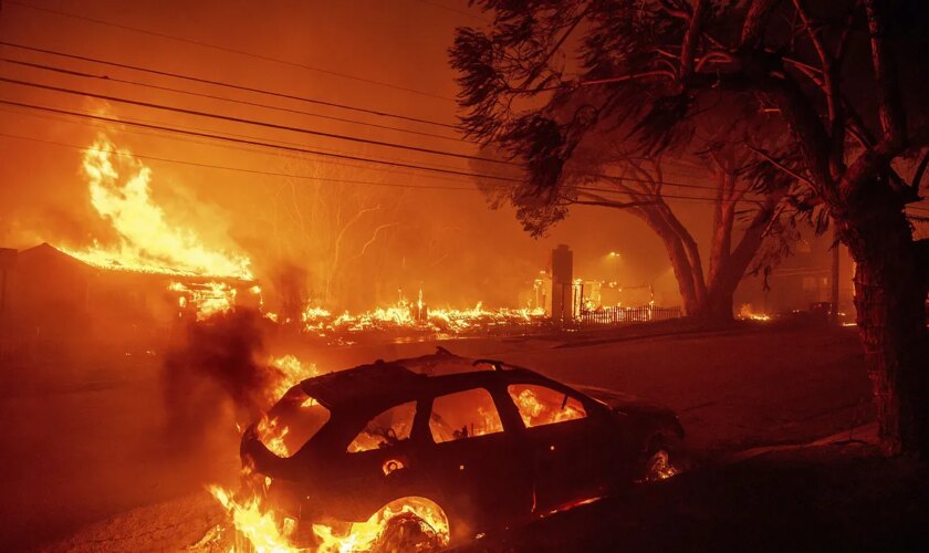 Aumenta a 11 el número de muertos por los incendios activos de Los Ángeles