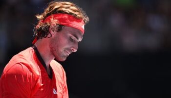 Australian Open: Tennis-Star Stefanos Tsitsipas in Runde eins raus, Coco Gauff ist weiter