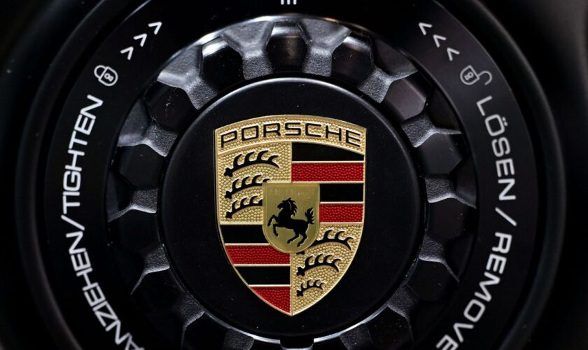 Der Sportwagenbauer Porsche hat 2024 weniger Autos verkauft als zuvor. (Archivbild) Foto: Marijan Murat/dpa