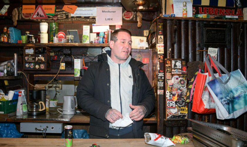 Daniel Schmidt steht im Elbschlosskeller in Hamburg.