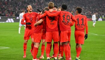 Das Team vom FC Bayern München feiert gemeinsam auf dem Platz