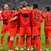 Das Team vom FC Bayern München feiert gemeinsam auf dem Platz