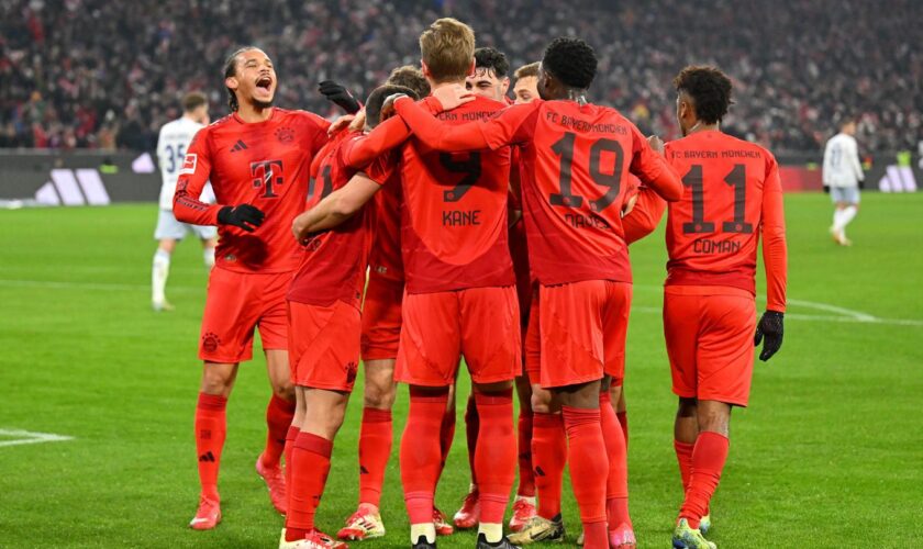 Das Team vom FC Bayern München feiert gemeinsam auf dem Platz