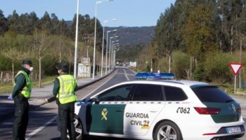 Buscan a tres encapuchados que asaltaron "con extrema violencia" a una pareja en su casa en Pontevedra: los ataron con bridas para golpearlos y rociaron a la mujer con gasolina