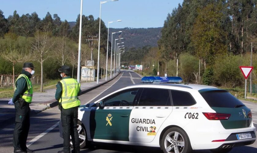 Buscan a tres encapuchados que asaltaron "con extrema violencia" a una pareja en su casa en Pontevedra: los ataron con bridas para golpearlos y rociaron a la mujer con gasolina