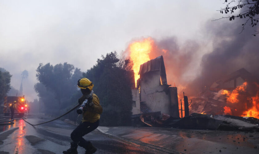 Californie : un violent incendie provoque des évacuations près de Los Angeles