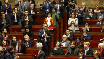 Ces huit députés socialistes qui ont voté la censure contre François Bayrou