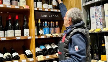 « C’est compliqué mais je n’ai pas craqué » : à mi-parcours, les adeptes du Dry January tiennent bon