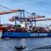 Chinesisches Containerschiff im Hamburger Hafen