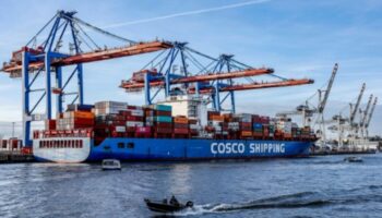 Chinesisches Containerschiff im Hamburger Hafen