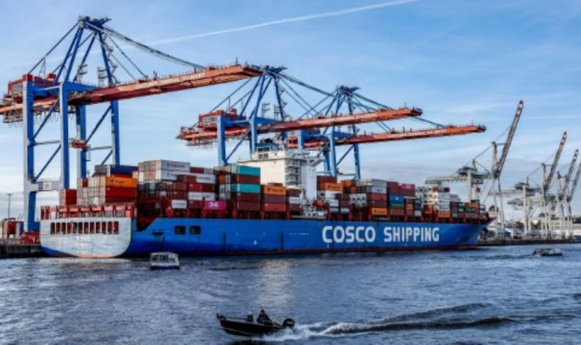 Chinesisches Containerschiff im Hamburger Hafen