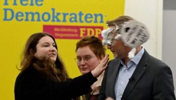 Christian Lindner: FDP-Chef bei Wahlkampfauftritt in Greifswald mit Schaumtorte beworfen