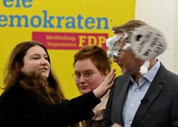 Christian Lindner: FDP-Chef bei Wahlkampfauftritt in Greifswald mit Schaumtorte beworfen