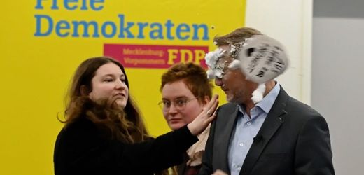 Christian Lindner: FDP-Chef bei Wahlkampfauftritt in Greifswald mit Schaumtorte beworfen