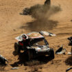 Dakar 2025 : la vidéo de la grosse frayeur de Sébastien Loeb parti en tonneaux, sa voiture presque détruite