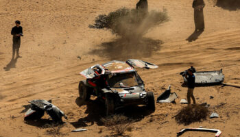 Dakar 2025 : la vidéo de la grosse frayeur de Sébastien Loeb parti en tonneaux, sa voiture presque détruite