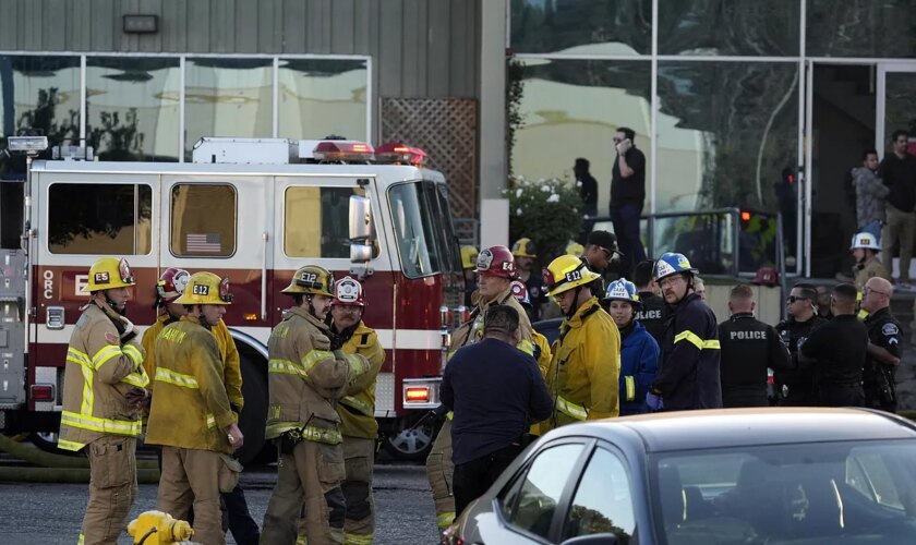 Dos muertos y 18 heridos al estrellarse una avioneta contra un almacén comercial en California