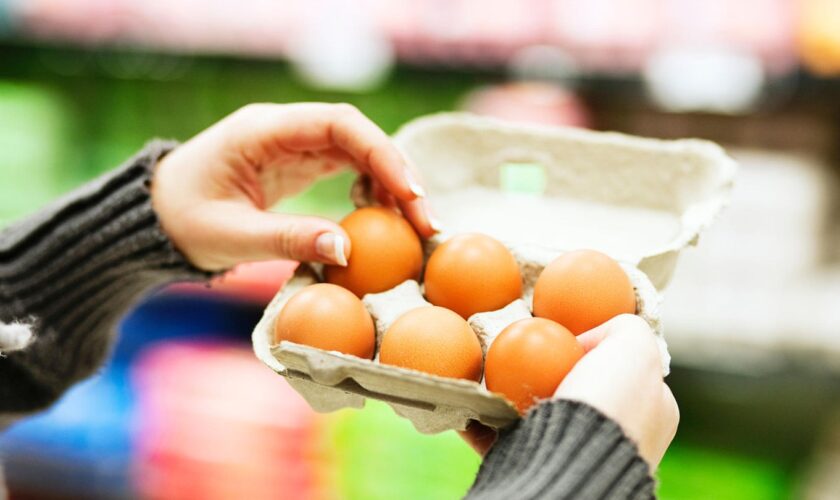 Einkaufen im Supermarkt: Warum Kassierer wirklich Eierkartons öffnen – nicht wegen möglicher Bruchstellen