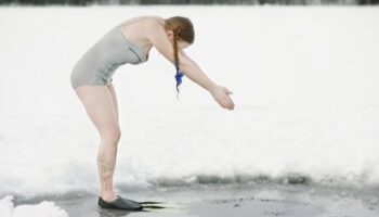 Eisbaden: So geht es richtig - acht Tipps für sicheres Winterschwimmen